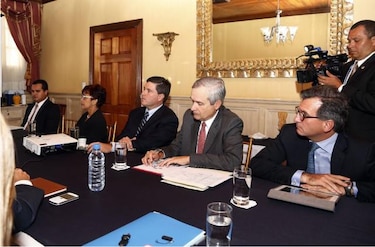Henríquez presenta informe de gestión a ministro entrante