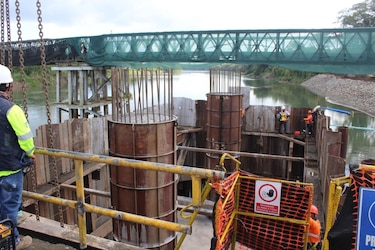 Puente binacional sobre el río Sixaola tiene un 72% de avance