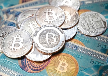 Bitcóin cae bajo $50 mil en un volátil y bajista diciembre