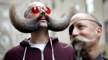 El campeonato de bigotes de EU reúne a centenares de hombres en Brooklyn