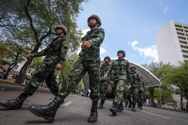 Líder militar Tailandia asume gobierno y prohíbe viajar a políticos