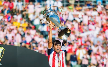 Detienen al exfutbolista Omar Bravo por presunto abuso a una menor
