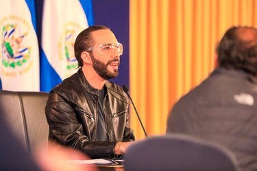 El Salvador reabre gradualmente su economía con temor al coronavirus