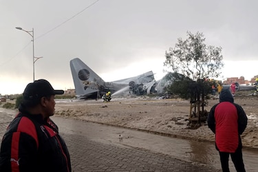 Al menos 15 muertos en accidente de un avión militar de carga en Bolivia, según bomberos