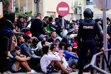 Las imágenes de la tensión durante el intento de desalojo de miles de migrantes de las playas de Ceuta