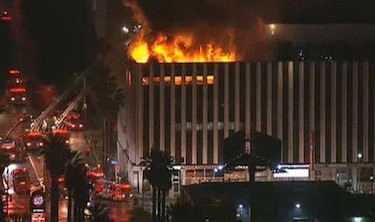 Un gran incendio quema una planta de un edificio comercial en Los Ángeles