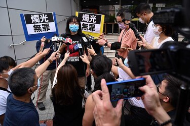 Liberada bajo fianza Chow Hang-tung, organizadora de conmemoración de Tiananmen en Hong Kong