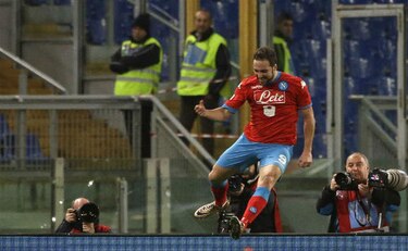Napoli y Juventus mantienen su pugna por el liderato; incidentes racistas en Roma