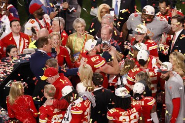 Miles de aficionados ovacionan en las calles de Kansas City a los bicampeones de la NFL