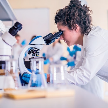 Invertir en las niñas y mujeres en la ciencia es invertir en la democracia, el bienestar y el futuro
