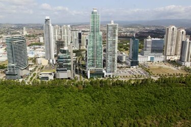 De Lima presenta proyecto que reduce el humedal Bahía de Panamá