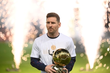 Messi presenta el Balón de Oro al público del Parque de los Príncipes