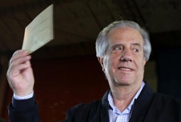 Izquierdista Tabaré Vázquez gana elección presidencial en Uruguay