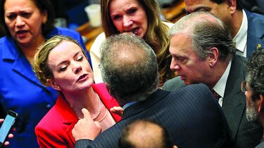 Gritos y acusaciones en juicio a Rousseff