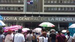 Docentes entregan petición en la Contraloría