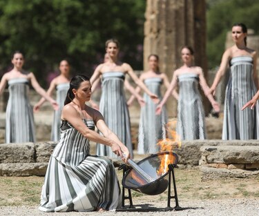 La llama olímpica va rumbo a París 2024 tras ser encendida en Grecia