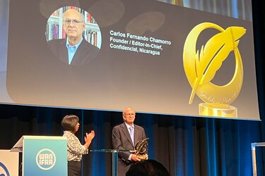 El periodista nicaragüense Carlos Chamorro recibe la Pluma de Oro de la Libertad de la WAN-IFRA