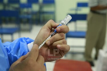 Dolor de cabeza y fiebre son los principales eventos adversos que registra el Minsa en la vacunación contra la Covid-19