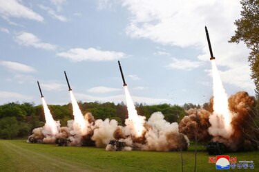 Kim Jong-un supervisa test de un nuevo proyectil para lanzacohetes múltiple