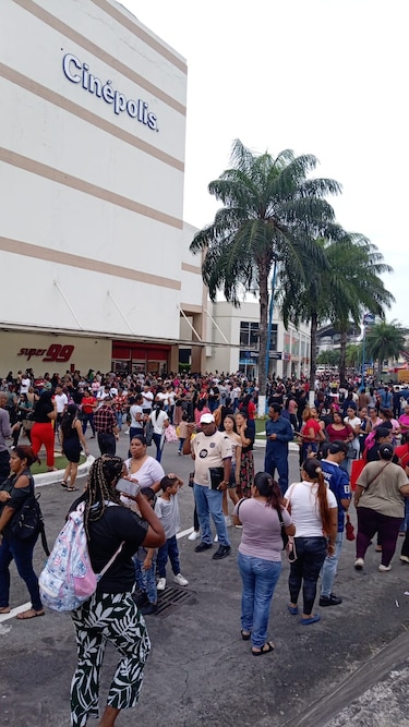 Largas filas y aglomeración en la entrega de tarjetas del PASE-U en Los Andes Mall