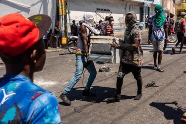 Tensión crece en Haití con saqueos y violentas protestas contra el Gobierno