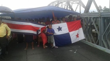 Obreros cierran puente sobre el río Sixaola; exigen reintegro de compañeros