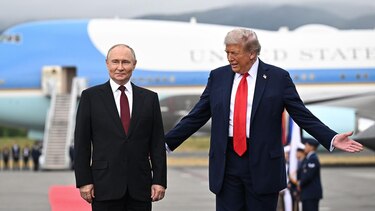 “Fue un espectáculo muy desagradable”: las duras críticas en Ucrania a la cálida bienvenida que le dio Trump a Putin en Alaska
