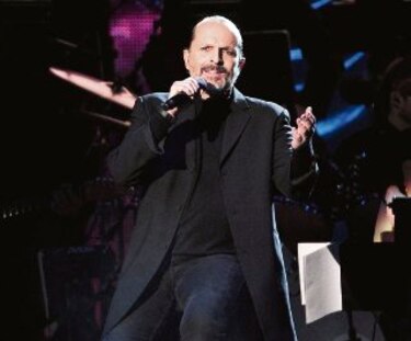 Miguel Bosé se dice papá soltero de cuatro leones