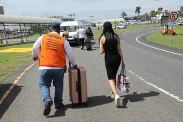 Aeropuerto de Tocumen habilita flota vehicular y personal para atender a viajeros afectados por los cierres de vías