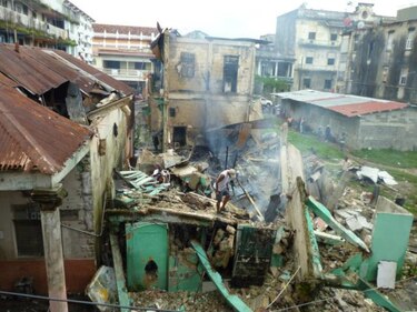 Incendio consume dos caserones condenados en Colón