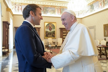 Papa Francisco recibe a Emmanuel Macron en un momento delicado para los católicos franceses