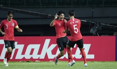 Selección surcoreana Sub-19 escucha el himno norcoreano antes de un partido