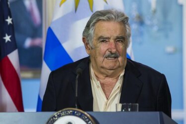 Presidente Mujica vuelve a arremeter contra la FIFA por caso Suárez