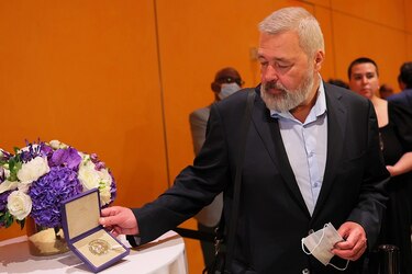 Periodista ruso vende en 103.5 millones su medalla de Nobel para ayudar a Ucrania
