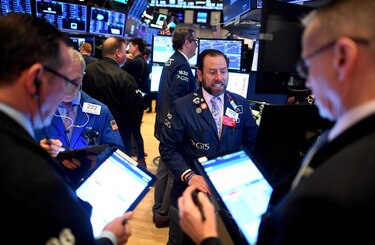 Wall Street abre con fuertes pérdidas y suspenden los intercambios por 15 minutos