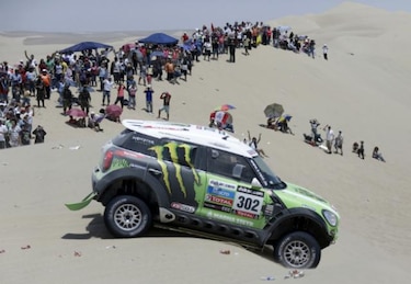 Tras complejo desembarque, vehículos del Rally Dakar ya están en Argentina
