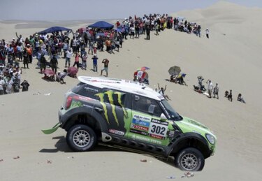 Tras complejo desembarque, vehículos del Rally Dakar ya están en Argentina
