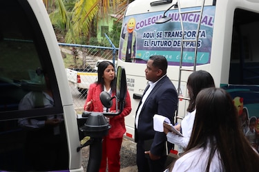 Fiscalía Electoral inspecciona buses pero no logra ubicar a la alcaldesa Stefany Peñalba