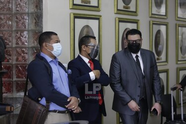 Juez de garantías rechaza reclamos de Martinelli y hace llamado de atención a su abogada