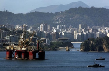 El Brent continúa su descenso y cae por debajo de los 80 dólares