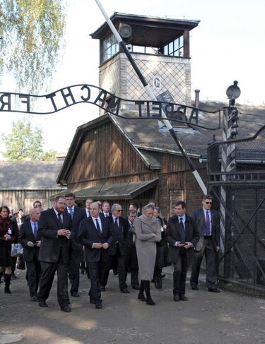 Príncipe Alberto de Mónaco y su esposa visitan campo de Auschwitz