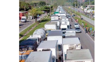 Huelga de camioneros crea problema de abastecimiento
