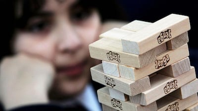 Cómo un pasatiempo de la infancia se convirtió en el jenga, el famoso juego en el que ‘la gravedad siempre gana’