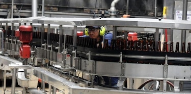 Envases de vidrio escasean; cervecera se prepara
