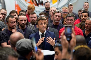 El expresidente socialista Hollande insta a los franceses a darle su voto a Macron