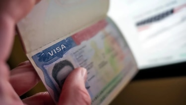 Estados Unidos hace permanente programa de fianzas migratorias de hasta $20 mil para visas de turismo y negocios
