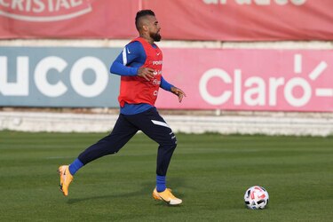 El chileno Arturo Vidal se encuentra hospitalizado por Covid-19