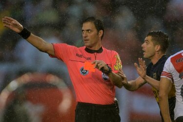Fútbol: Árbitro es suspendido por mala actuación en el clásico argentino