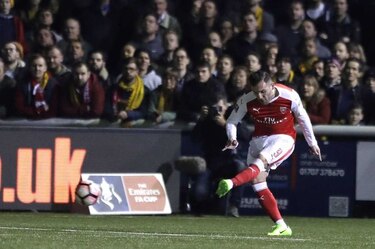 Con goles de Lucas Pérez y Theo Walcott, Arsenal acaba con el sueño del Sutton