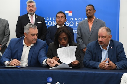 Docentes y el Meduca firman acuerdo de compromiso para normalizar las clases